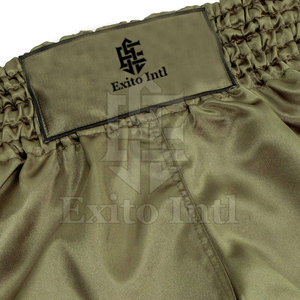 Pantalones cortos de Muay Thai de color sólido hechos a medida para hombres, nuevo estilo, ropa de artes marciales hecha en Pakistán - Product Image 3