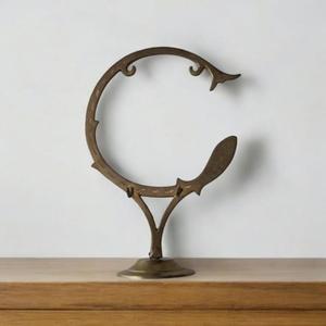 Crochets porte-clés en laiton antique avec sculptures ornées et adaptés pour améliorer les intérieurs de style traditionnel ou vintage - Product Image 2