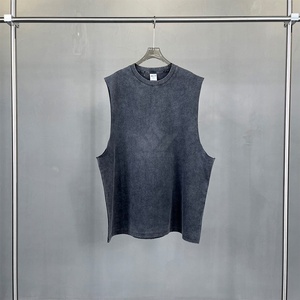 เสื้อกล้ามผู้ชายสีเทา คอกลม ผ้าฝ้าย 100% ระบายอากาศได้ดี ทรงปกติ สีพื้น โลโก้ด้านหน้า เสื้อกีฬา - Product Image 2