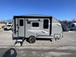 Camper pliable et étanche V-e-n-t-u-r-e- Rv S-o-ni-c Lite 150VRK 2023 d'occasion, prêt à la vente - Product Image 2