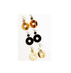 Boucle d'oreille créative en corne de buffle Produit fait à la main Brillant Poli Haute qualité Boucle d'oreille en corne de buffle Vente en gros Meilleures fournitures - Product Image 1