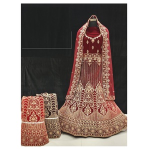 Lehenga Choli en velours exquis fait à la main le plus vendu pour les occasions festives avec du fil doré et des détails perlés d'Inde - Product Image 1