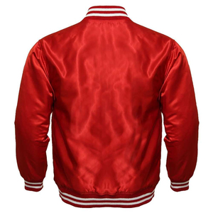 Blouson bomber universitaire personnalisé, corps et manches rouge brillant, poignets rayés, aspect satiné, style baseball, lettreman avec broderie personnalisée - Product Image 2