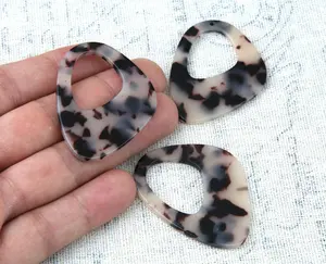 Pendientes de Cuerno de Búfalo de Estilo Náutico Orgánico para Mujer al Mejor Precio, Hechos a Mano, Pulidos, Decoraciones Navideñas, Ecológicos y Naturales - Product Image 1