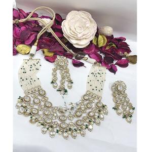 Collar de novia Kundan chapado en oro de calidad premium Radiant con aretes a juego para la colección de ropa de boda para mujeres. - Product Image 1