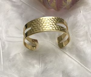 Bracelet manchette ouvert en or 2 pouces de large Bracelet plaqué or couleur or creux large - Product Image 4