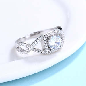 Anello di Fidanzamento in Argento Sterling con Motivo Geometrico, Cristallo Swarovski Taglio Ovale e Placcatura in Rodio - Product Image 2