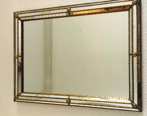 Un hermoso espejo veneciano de pared con decoración de latón y espejo de cristal de mosaico de tres capas. - Product Image 1