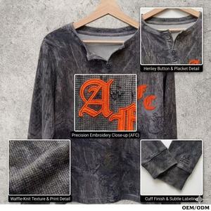 T-shirt personalizzata stampata <span class=keywords><strong>in</strong></span> tessuto waffle mimetico a maniche lunghe con collo Henley, lavaggio vintage, logo ricamato, streetwear da uomo per un look urbano - Product Image 2