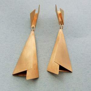 ต่างหูห่วงทำจากเรซินรูปร่างทรงกลมทันสมัยสวยงามที่สุดสำหรับใช้ในชีวิตประจำวันและในงานแต่งงานสำหรับผู้หญิง - Product Image 2