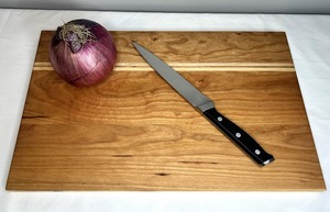 Planche à découper ronde en bois brun avec poignées métalliques, design élégant, décoration, ustensiles de cuisine élégants - Product Image 4