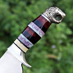 Cuchillo de caza de acero J2 hecho a mano personalizado con mango de resina Protector de acero J2 Borde parcialmente dentado Camping y senderismo Garantía de 3 años - Product Image 3