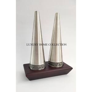 Salière et poivrière en métal durable au design moderne et élégant, finition dorée pour une utilisation durable et une décoration de cuisine élégante - Product Image 5