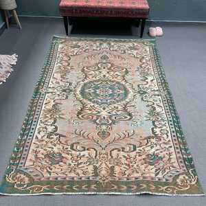 Alfombra Vintage de 4.8x7.4 pies, Alfombra Turca de Lana con Diseño Floral Verde y Rojo - Product Image 1