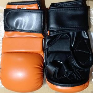 Guantes de boxeo de cuero para hombre para entrenamiento de MMA y competición con empuñaduras - Product Image 1