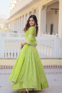 Elegante Lehenga Choli de Diseño Moderno en Algodón y Seda Multicolor para Mujer, Ropa India para Novias y Fiestas, Venta al Por Mayor - Product Image 2