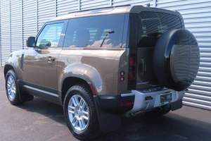 Land Rover Defender 90 S 2023 d'occasion en excellent état, conduite à gauche, sièges en cuir, pneus R19, automatique, galerie de toit métallique - Product Image 5