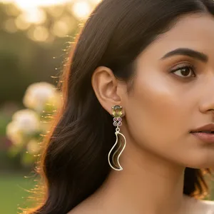 Boucles d'oreilles pendantes tendance pour femmes, argentées, avec pierres vertes et roses, ornées de perles et de diamants, principalement en cuivre et en laiton, pour les fêtes et les occasions religieuses - Product Image 3