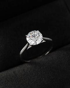 แหวนเพชรมออิสซาไนต์ทรงกลม10มม. สีเงิน | เครื่องประดับแต่งงานแบบคลาสสิกสำหรับเจ้าสาว - Product Image 1