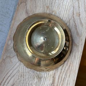 Bol décoratif en or gravé au design rose élégant, idéal pour la décoration de la maison, la table à manger, les centres de table, les fêtes et les occasions spéciales - Product Image 2