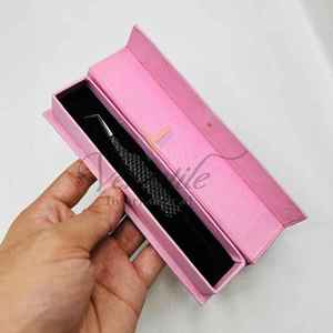 Pinzas de extensión de pestañas delgadas de 90 grados con logotipo personalizado, pinzas de pestañas de recogida de volumen negro de acero sostenible probadas a mano - Product Image 5