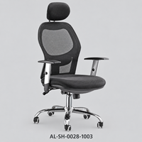 Chaise de bureau en maille grise avec appui-tête, accoudoirs en forme de T et base à roulettes argentée pour les managers et les espaces de travail à domicile