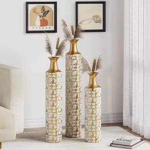 Ensemble de 3 longs vases en métal avec des détails blancs élégants pour la décoration de la maison élégante Centres de table modernes et décor d'événement - Product Image 5