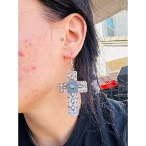 Pendientes Colgantes de Plata de Ley y Turquesa Kingman de Tim Yazzie, Diseño de Cruz, para Ocasiones Cristianas, Excelente Idea de Regalo - Product Image 2