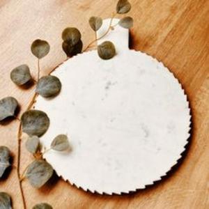 Planche à découper en marbre de qualité supérieure combinant beauté naturelle et fonctionnalité supérieure pour une utilisation polyvalente dans n'importe quel cadre culinaire - Product Image 5