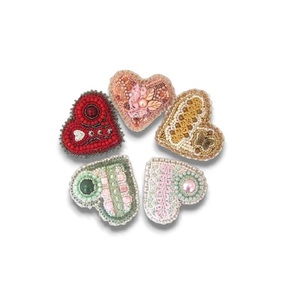 Broche de moda con cuentas de alambre de lingote bordado a mano de cobre bordado de cristal de corazón azul para regalo de fiesta de boda personalizable - Product Image 2