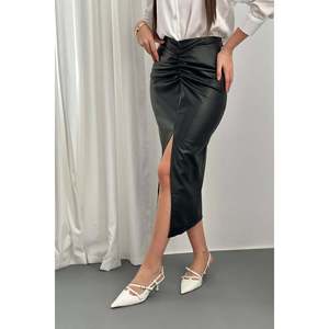 Jupe en cuir satiné noir avec détail plissé brillant – Vente en gros - Product Image 6