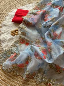 Sari de seda pakistaní de diseño con estampado floral y bordado para bodas y fiestas - Product Image 2