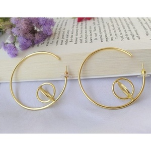 Pendientes de Aro y Colgantes de Latón Hechos a Mano, Diseño Geométrico Étnico Vintage, Bañados en Oro con Perlas y Diamantes de Moda para Fiestas - Product Image 1