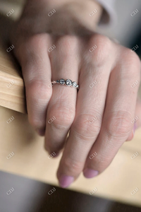 Anillo de Bodas de diamantes de moissanita de corte redondo con ajuste de bisel de moda al por mayor, anillo chapado en oro 18k de aniversario de cinco piedras para mujer - Product Image 4