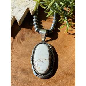 Colgante de Plata de Ley con Caballo Salvaje de Eddie Secatero, Engaste de Bisel, Estilo Religioso, Bañado en Rodio, con Patrón Animal - Product Image 1