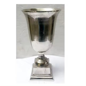 Vases en métal les plus exigeants Décor de salon élégant Vase à fleurs à l'aspect classique avec poignée Décoration d'événement faite à la main à bas prix - Product Image 2