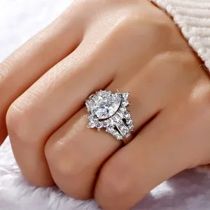Ensemble de bagues de fiançailles et de mariage vintage en argent sterling 925 plaqué avec un diamant moissanite rond taille brillant de 3 carats serti pavé - Product Image 1