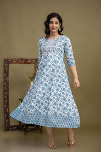 สง่างามและเหนือกาลเวลา ชุดอนาร์กาลีลายดอกไม้สีน้ำเงินนี้ ผสมผสานความงดงามแบบดั้งเดิมและความสง่างามในชีวิตประจำวันได้อย่างลงตัว นุ่มสบายและระบายอากาศได้ดี - Product Image 3