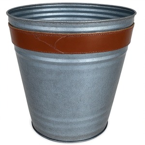 Maceta decorativa de cuero galvanizado con acabado rústico mate, trabajo artesanal Diseñado para interiores decorativos de temporada - Product Image 3