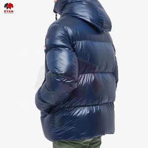 เสื้อแจ็คเก็ตพัฟเฟอร์ผู้ชายแบบกำหนดเองสำหรับฤดูหนาว มีฮู้ด คอตั้ง สไตล์ลำลอง ผ้าทอ ย้อมสีพื้น ออกแบบโลโก้ด้านหน้าได้ตามต้องการ - Product Image 3