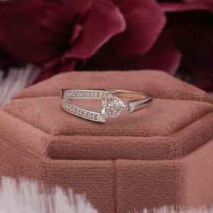 Anillo de compromiso de diamante de corte trillón, joyería hecha a mano, solitario con anillo de acento, anillo de regalo de aniversario, anillo de oro blanco - Product Image 1