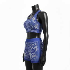 Ensemble shorty de sport pour femme en polyester et élasthanne, lisse, respirant, avec design à empiècements, logo thermocollé en strass, ensemble shorty en coton pour femme - Product Image 4