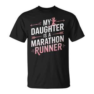 Camiseta para Mamá y Papá Orgullosos: Mi Hija Corre Maratones, para Uso Promocional - Product Image 1