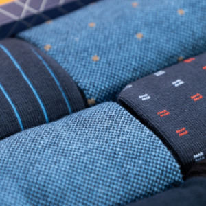 Calzini Corti Eleganti da Uomo con Motivi, 6 Paia in Cotone Bianco, Alta Qualità, Monouso, Taglia Unica, Stile Quotidiano, Logo sul Fondo - Product Image 3