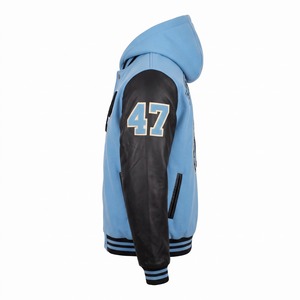 Chaqueta Letterman con Capucha Azul Cielo y Negra, de Lana con Mangas de Cuero, Parche de Chenille con Auriculares, Personalizada OEM - Product Image 3