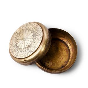 Élégante petite boîte à pilules en laiton idéale pour garder de minuscules pilules organisées pendant les escapades de week-end ou les courts voyages d'affaires - Product Image 1