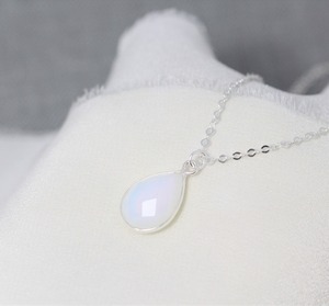Collier pendentif à facettes en opalite 7x10mm pour femmes élégant collier de pierre de naissance d'octobre avec chaîne de boîte de lunette plaquée argent - Product Image 6