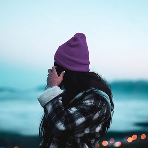 Gorro de invierno cálido y grueso de moda con diseño de punto suave de pompa para niñas mujeres ropa de calle elegante protección contra el frío - Product Image 3