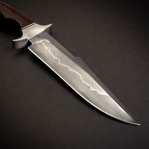 Couteau artisanal Hugh Glass en acier Damas de qualité industrielle, acier San Mai de haute qualité (noyau D2), manche en bois de Tali, couteau de camping en cuir - Product Image 3