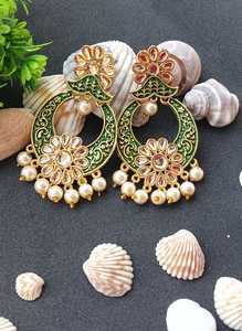 Conjunto de pendientes indios Crystal Faux Pearl Floral Chandbali Pendientes colgantes de esmalte para mujer, Verde - Product Image 2